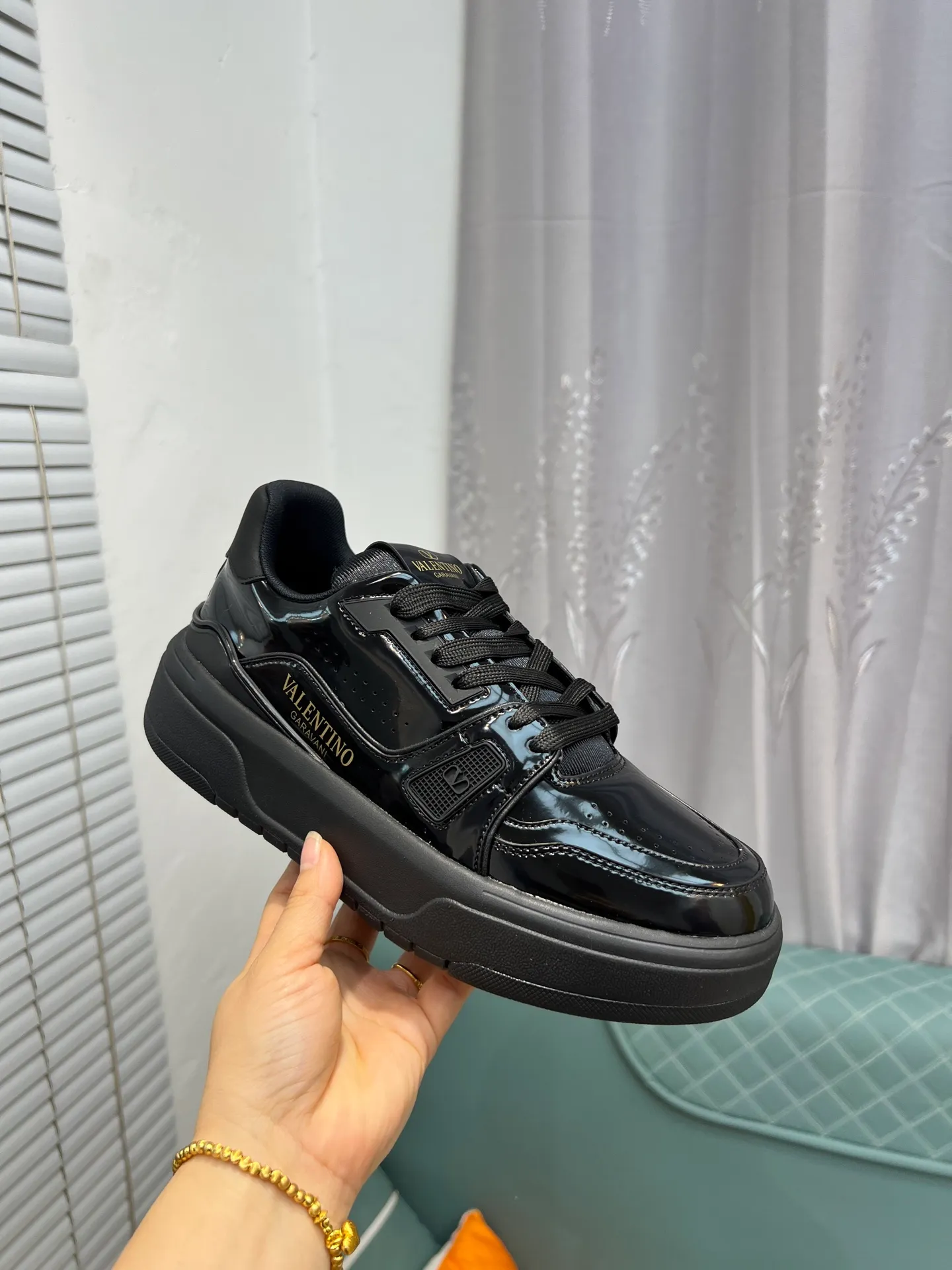 Men's men's shoes 💰660 𝑽𝒂𝒍𝒆𝒏𝒕𝒊𝒏𝒐 Valentino 𝑶𝒏𝒆𝑺𝒕𝒖𝒅 Couple's sneaker series Valentino 2025 latest couple's sneakers, celebrity style, hot sale. The original ZP was purchased and dismantled. Repeated pattern making and modification. I strive to restore the original version 1:1! Top luxury masterpiece, soft and comfortable, combining fashion and leisure, bringing excellent elegant texture and excellent on-foot comfort. Top purchase version upper: imported calfskin surface/original oil edge craftsmanship. Inner: water-dyed cowhide lining. Outsole: original development 𝐓𝐏𝐔 two-color combination outsole. Packaging: original configuration complete package. Code number: 35-44 yards. 34.45 can be customized. Can be customized (self-labeled-no label) order.
